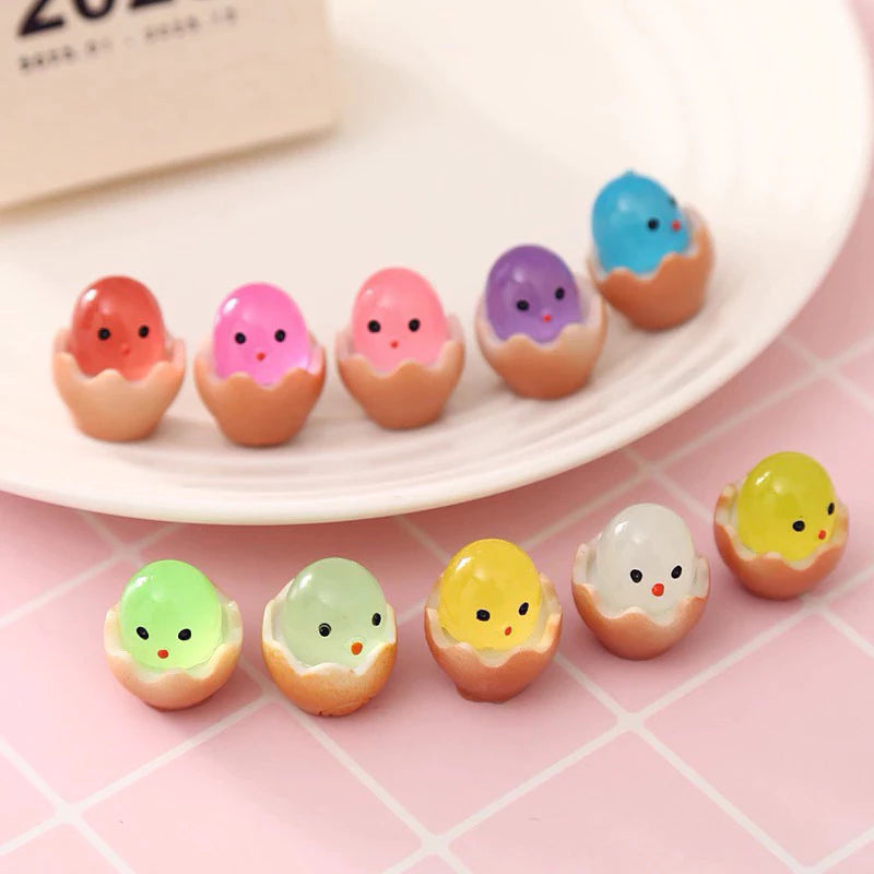 Mini Luminous Resin Chick in Egg – Cute Glow in the Dark Baby Chicken Figurine for DIY Crafts, Desk & Miniature Decor